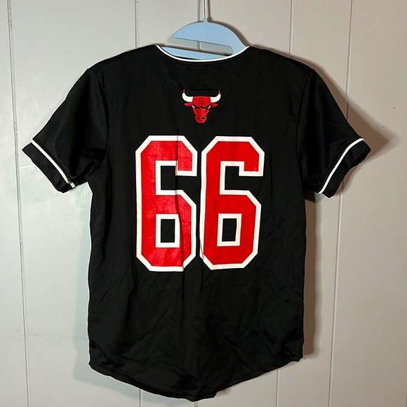 Black  Chicago Bulls Team Logo Button Down Tee - Picture 2 of 4